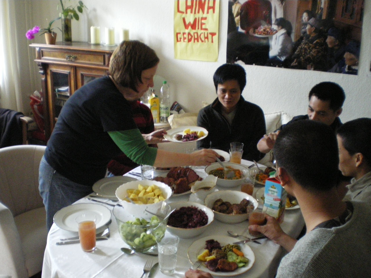 Photographic documentation of RYLLEGA Berlin (Veronika Radulovic, Truong Tan, Nguyen Quang Huy, Nguyen Minh Thanh, Nguyen Minh Phuoc and Nguyen Anh Tuan at a meal gathering, 20 September 2008)